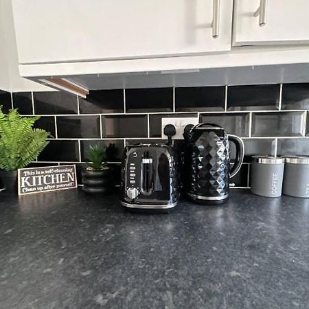 Comfy 1 Bedroom Apartment - Sleeps 2 With Free Parking! St Helens  Esterno foto