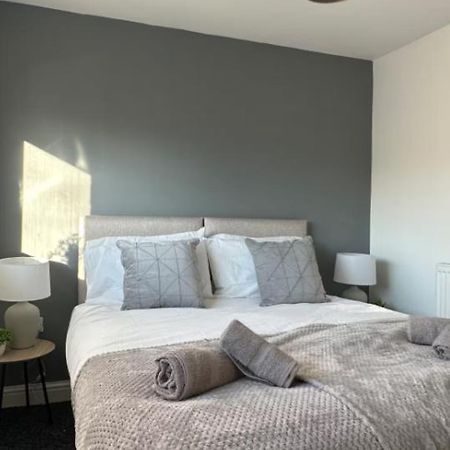 Comfy 1 Bedroom Apartment - Sleeps 2 With Free Parking! St Helens  Esterno foto