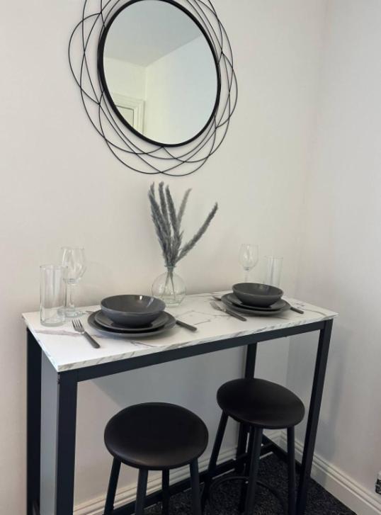 Comfy 1 Bedroom Apartment - Sleeps 2 With Free Parking! St Helens  Esterno foto