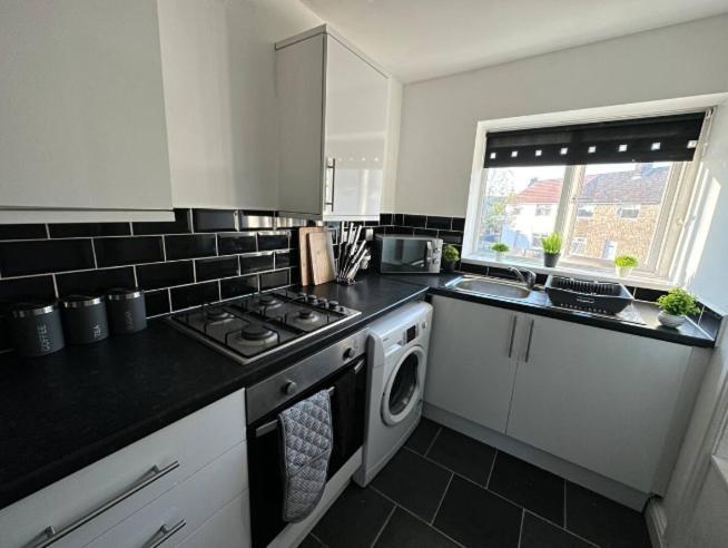Comfy 1 Bedroom Apartment - Sleeps 2 With Free Parking! St Helens  Esterno foto