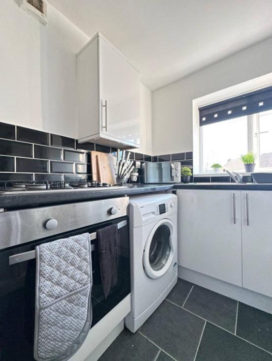 Comfy 1 Bedroom Apartment - Sleeps 2 With Free Parking! St Helens  Esterno foto